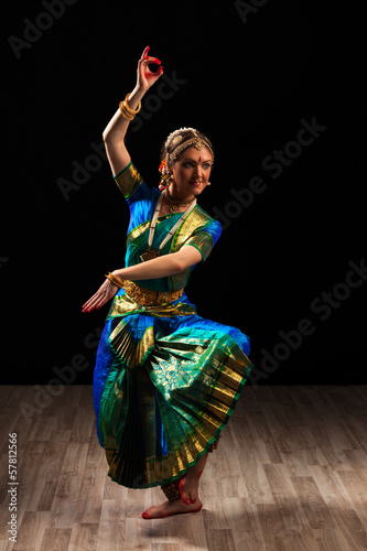 Fototapeta na szkło Piękna tancerka indyjskiego tańca klasycznego Bharatanatyam