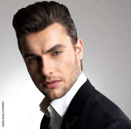 Naklejka na drzwi Fashion young businessman in black suit