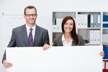 Wall Mural - ein team im büro hält weißes schild