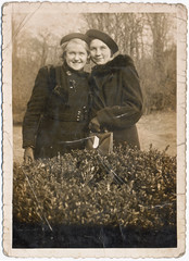 Wall Mural - Girlfriends in the park - circa 1935