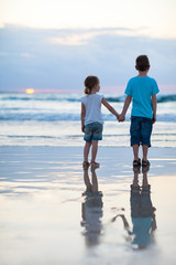 Canvas Print - Two kids at beach