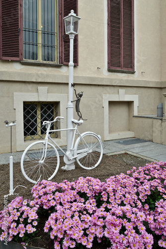 Valokuva bicicletta colorata di bianco legata ad un lampione