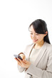 © naka - スマートフォンを使うビジネスウーマン