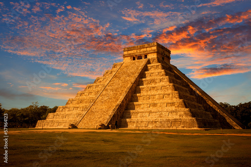 zamek-swiatynia-kukulkan-o-zachodzie-slonca-chichen-itza
