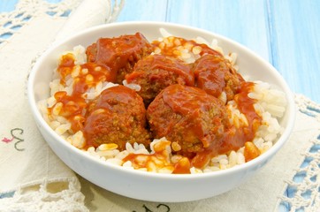 Canvas Print - Guiso de albondigas con arroz y salsa de tomate frito