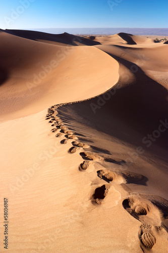 Naklejka nad blat kuchenny Human footprints on dunes of Erg Chigaga desert