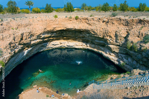 Fotografía Bimmah Sinkhole in Hawiyat Najm Park, Sinkhole Park, Oman