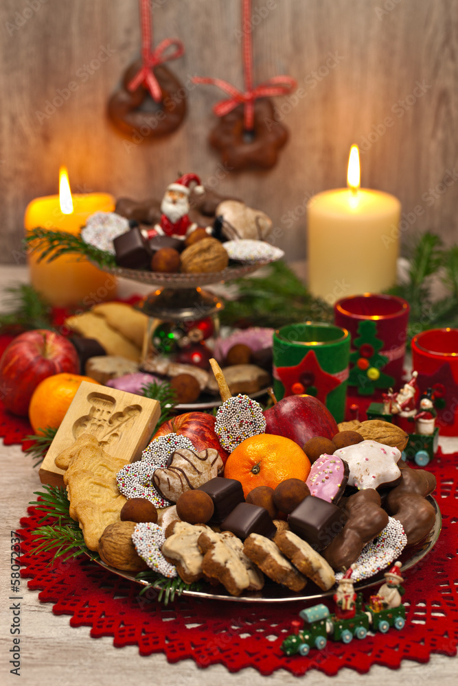 Stock-Foto „Weihnachtsteller mit allerlei Gebäck und Süßigkeiten“