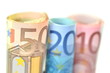 rulony banknotów euro na białym tle