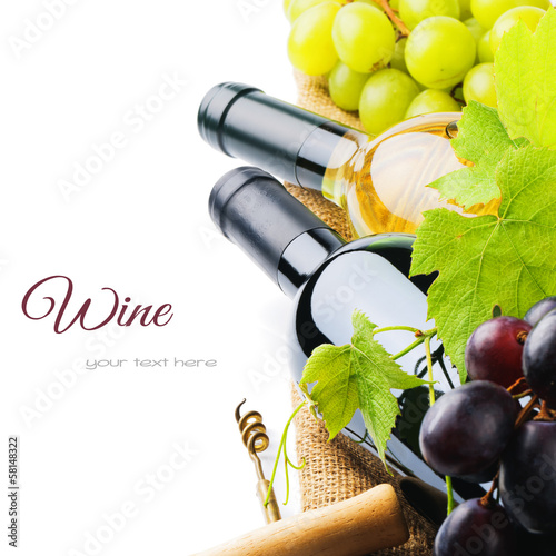 Fototapeta do kuchni Bottles of red and white wine with fresh grape