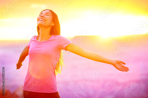 Fotografia Happy people - free woman enjoying nature sunset
