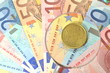 Moneta i banknoty euro pod lupą