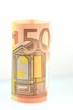 rulon banknotów euro na białym tle