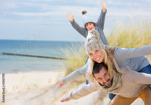 Obraz w ramie Rodzina na plaży