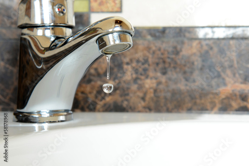 Fotografía Ceramic sink with chrome fixture, close up