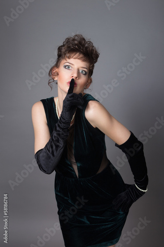 Fotografia, Obraz Zjawiskowo urokliwa brunetka w efektownej sukni - 8