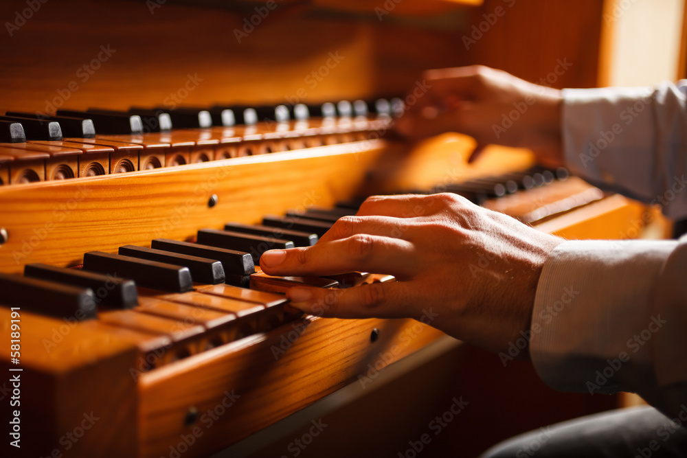 Man playing a church organ - obrazy, fototapety, plakaty 