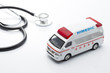 救急車のミニチュアカーと聴診器