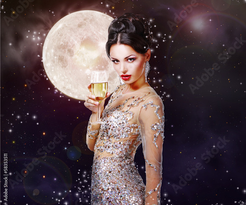 Foto-Doppelrollo - Expressive Lady with Wineglass in Golden Dress (von gromovataya)