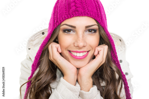 Plakat Piękna nastoletnia dziewczyna jest ubranym różowego zimy dzianiny beanie kapelusz