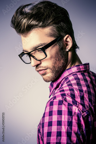 Plakat na zamówienie Elegancki atrakcyjny mężczyzna w okularach