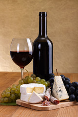 Wall Mural - Red wine with cheese and blue grape snack