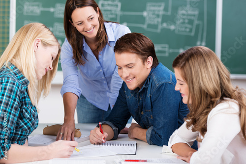 Cuadros en Lienzo schüler bei einer gruppenarbeit im unterricht