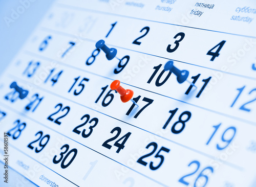 Fotografía Portarretrato de una página de calendario azul tonificado con chinchetas