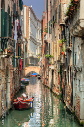 Naklejka dekoracyjna Venice, Italy. A romantic narrow canal and bridge