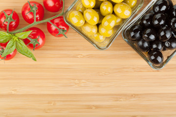Fototapete - Olives, tomatoes and basil on cutting board