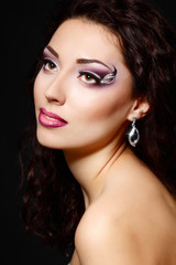 Young fresh luxury woman with beautiful makeup, beauty female po