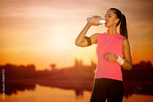 Foto-Stoff bedruckt - Thirsty female runner (von luckybusiness)