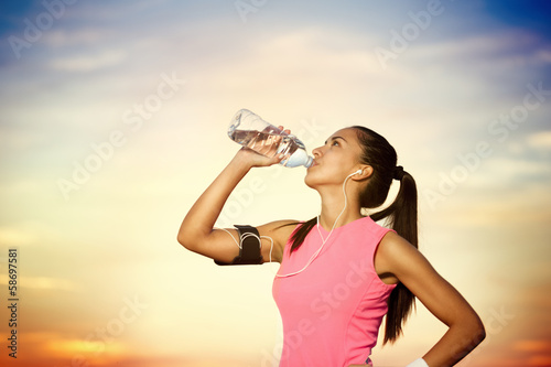 Foto-Stoff bedruckt - sporty girl  drinking water (von luckybusiness)