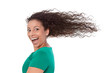 Begeisterte glückliche lachende Frau mit langen Haaren isoliert