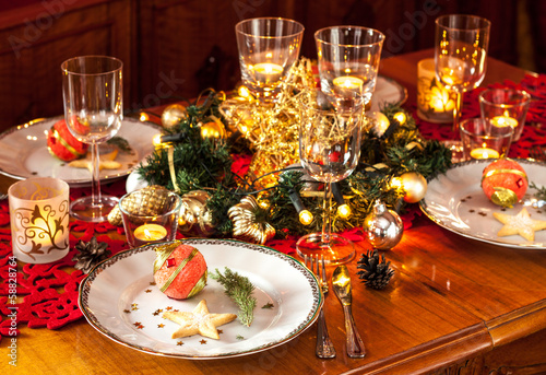 Fotografía Christmas eve dinner party table setting with decorations