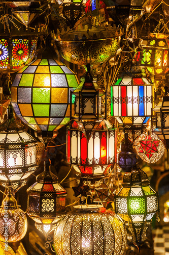 Obraz orientalny  kolorowe-lampy-sufitowe-na-bazarze-w-marrakeszu