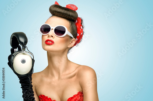 piekna-kobieta-w-retro-stylizacji-w-czerwonej-opasce-bialych-okluarach-i-czarnych-rekawiczkach