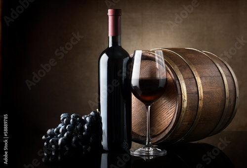 Dekoracja na wymiar  czerwone-wino-i-drewniana-beczka
