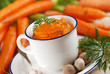 purè di carote con la noce moscata nella tazza bianca
