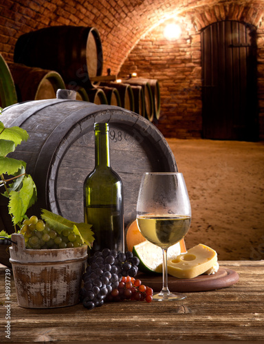 Obraz w ramie Wine bottle and glasses on wooden table