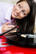 © cicisbeo - Frau bedient Schallplattenspieler