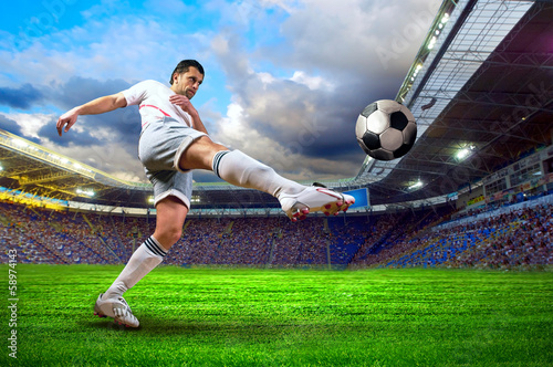 Foto-Stoff bedruckt - Football player on field of stadium (von Andrii IURLOV)