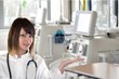 © Gerhard Seybert - Junge Ärztin im Dialysezentrum im Krankenhaus