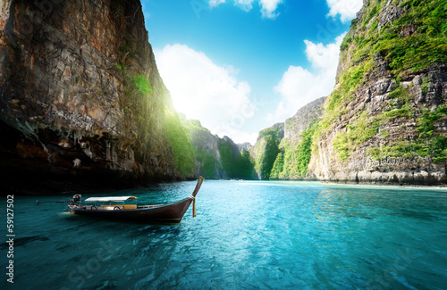 Fotomural bay at Phi phi island in Thailand