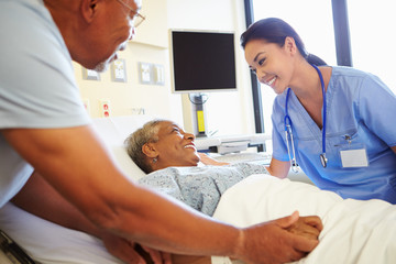 Wall Mural - Nurse Talking To Senior Couple In Hospital Room