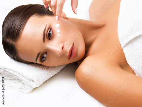 Foto Close-up of a Young Woman Getting Spa Treatment. Cosmetic Cream