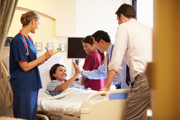 Wall Mural - Medical Team Meeting Around Female Patient In Hospital Room