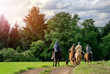 Idyllischer Ausritt - Gruppe Reiter Pferde - Horse Riding