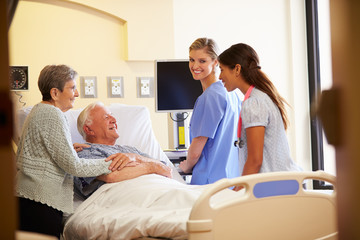 Wall Mural - Medical Team Meeting With Senior Couple In Hospital Room