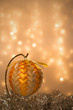 Dekoracja świąteczna - bombka ze wstążek na tle lampek